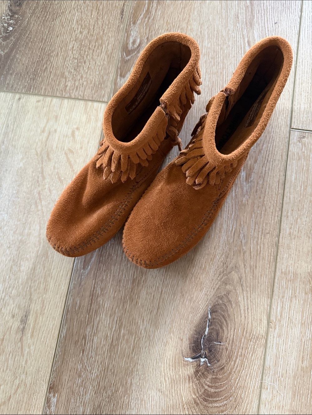 Minnetonka | Kids Suede Fringe Moccasins in Rust Orange | NWOB | size 3